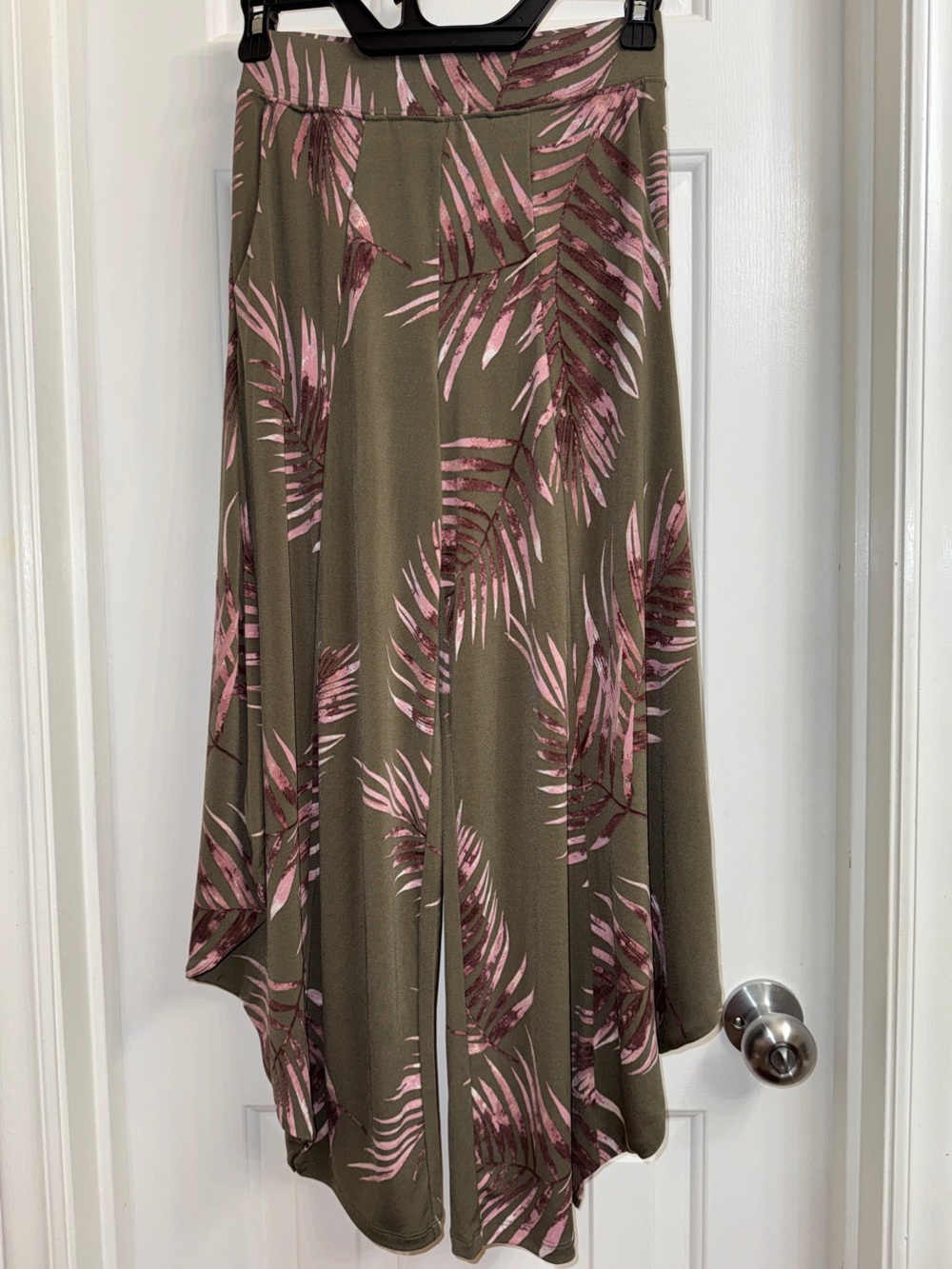 G by Giuliana Olive Green Asymmetrical Crop Flowy Pants with Pink Palm Print NEW